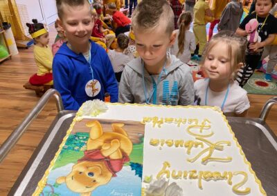 Tort z napisem "Urodziny Kubusia Puchatka"