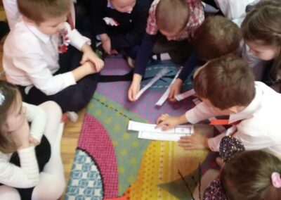 Dzieci rozwiązują zagadki