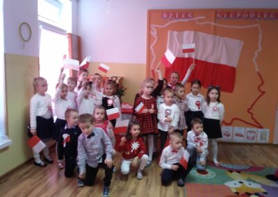 Dzieci trzymają flagi świętując Dzień Niepodległości