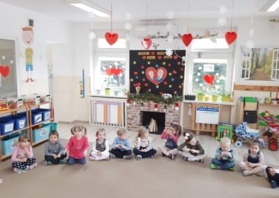 Dzieci z grupy I na dywanie