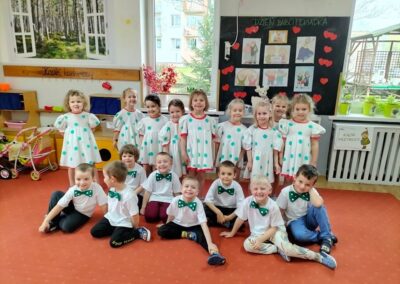 Dzieci z grupy III pozują do zdjęcia