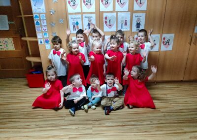 Dzieci z grupy II przy tablicy