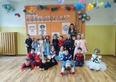 Dzieci w strojach karnawałowych