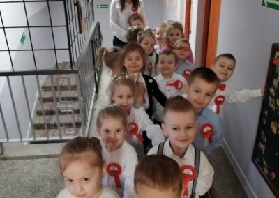 Dzieci z grupy III ustawiają się, aby zatańczyć poloneza.