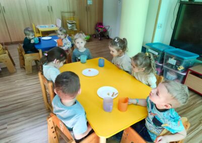 Dzień europejski- grupa II prezentuje Anglię. Degustacja angielskich przekąsek.