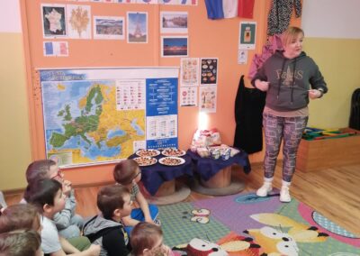 Grupa I prezentuje Francję-nauczyciel opowiada o kulturze i zwyczajach francuskich.