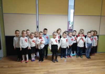 Grupa III prezentuje Polskę- dzieci mówią wiersz Kto Ty jesteś. Polak mały, autorstwa W. Bełzy.