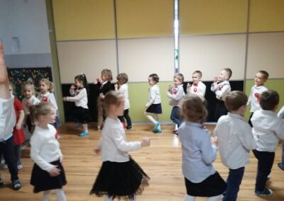 Grupa III prezentuje Polskę- wszystkie dzieci uczestniczą w zabawie muzyczno-ruchowej-Złota trąbka.