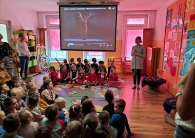 Grupa IV prezentuje Hiszpanię- dzieci ogladają film o tradycyjnych hiszpańskich tańcach .