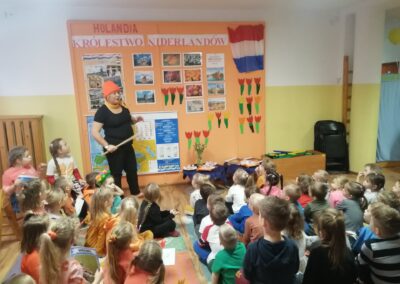 Grupa V prezentuje Holandię-nauczyciel opowiada o kulturze i zwyczajach holenderskich.