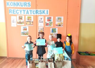 Konkurs recytatorski- stoią wszyscy uczestnicy konkursu- młodsza kategoria wiekowa.