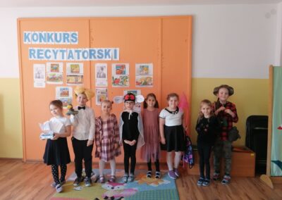 Konkurs recytatorski- stoją wszyscy uczestnicy konkursu- starsza kategoria wiekowa.