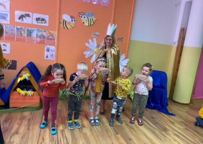 Dzień Miodu- dzieci uczestniczą w zabawie- Kto pierwszy zje miód.