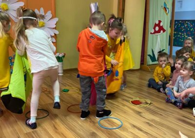 Dzień Miodu- dzieci udające pszczółki uczestniczą w zabawie ruchowej.