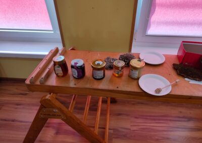 Dzień Miodu- różne rodzaje miodu ustawione są na stole.