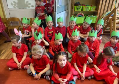 Dzień Pomidora- dzieci przebrane za pomidory.