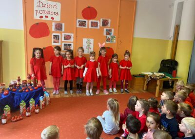 Dzień Pomidora-dzieci śpiewają piosenkę o pomidorze.