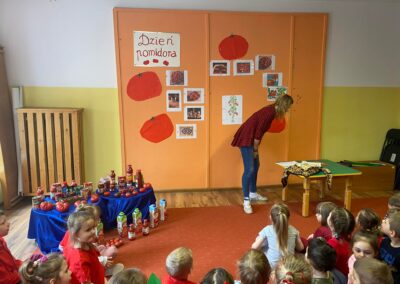 Dzień Pomidora- dziewczynka zgaduje warzywa za pomocą dotyku