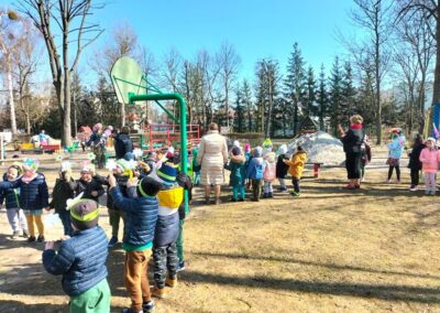 Powitanie wiosny- Dzieci śpiewają piosenkę-Idzie wiosna- idąc we wiosennym korowodze.